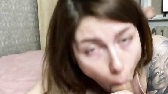 Моя сводная сестра тренируется сосать на моем большом члене