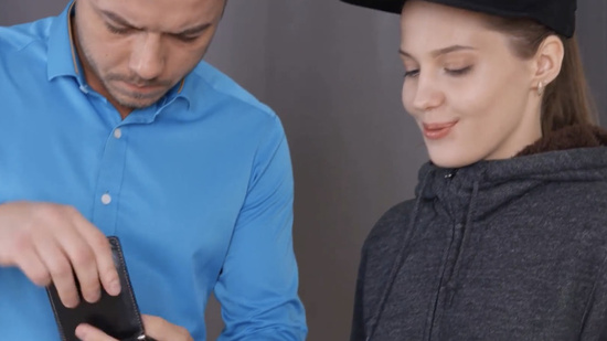 Милашка доставила клиенту посылку, а он её трахнул