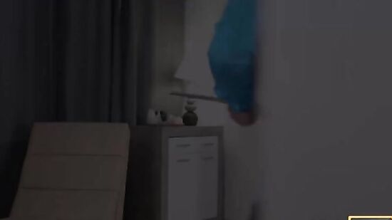 Милашка доставила клиенту посылку, а он её трахнул