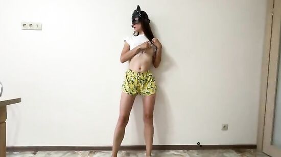 Девушка смотрит домашнее порно и мастурбирует за столом