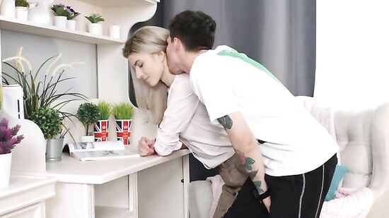 Нежный друг нашел путь к сладкой киске своей подружки