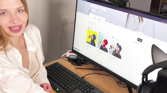 Русская девушка не только снимается в порно, но и зарабатывает на NFT