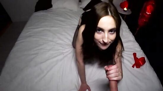 Красивая сводная сестра уже ждет тебя в кровати