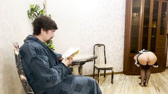 Сладкая горничная-шлюшка даёт трахать горячие дырочки