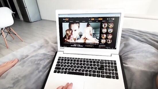 Парень дрочит член на порно со своей девушкой при ней, пока она не поможет