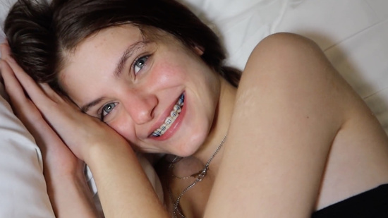 Вечерний секс с молодой подругой перед тем как уснуть