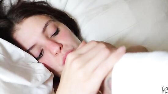 Вечерний секс с молодой подругой перед тем как уснуть