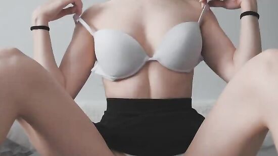 Соска читала книжку, завелась и дала любимому трахнуть себя