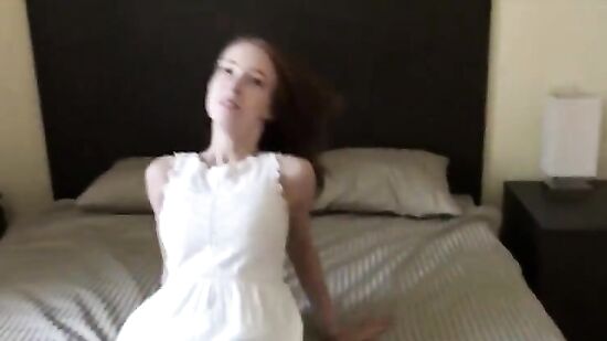 Милая девушка нуждается в хорошем сексе с оргазмом