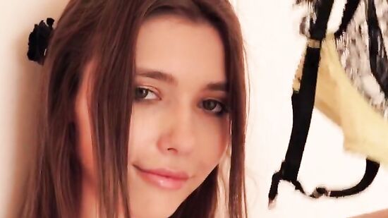 Нежная девушка с красивым телом сладко ласкает киску на кровати