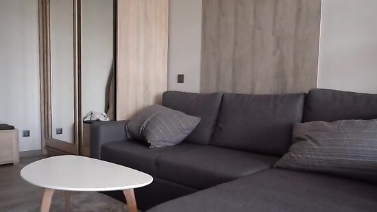 Реальная пара занимается домашним сексом на диване