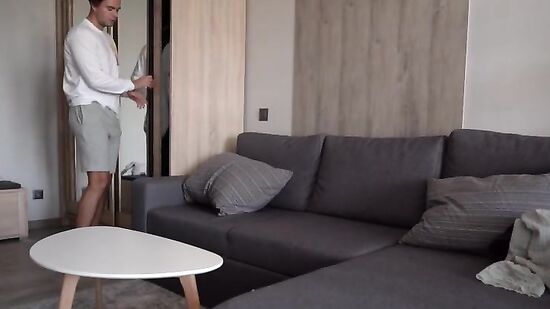 Реальная пара занимается домашним сексом на диване