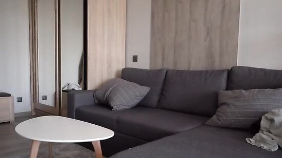 Реальная пара занимается домашним сексом на диване