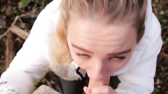 Ходили с подругой по парку и захотели кончить прямо на улице