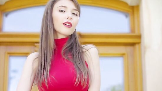 Очень милая девушка с красивой грудью раздевается и позирует для Вас