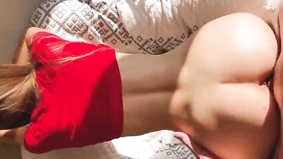 Горячая подружка сосет другу член и занимается с ним сексом с самого утра