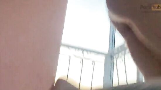 Секс на балконе с пьяной женой у всех на виду