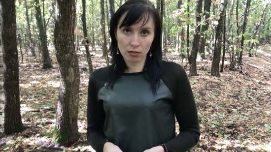 Похотливую русскую женщину трахают во время прогулки в лесу