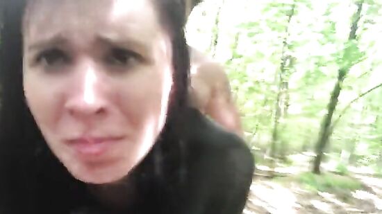 Похотливую русскую женщину трахают во время прогулки в лесу