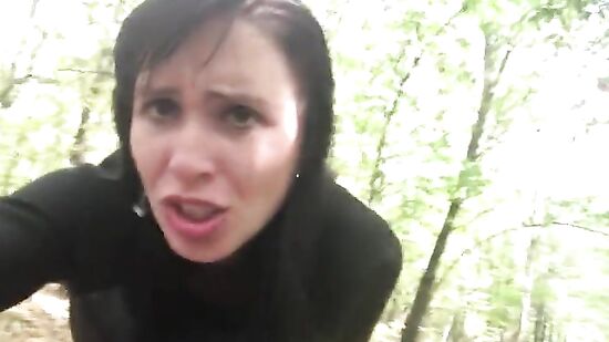 Похотливую русскую женщину трахают во время прогулки в лесу