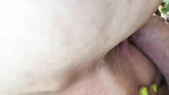 Похотливую русскую женщину трахают во время прогулки в лесу