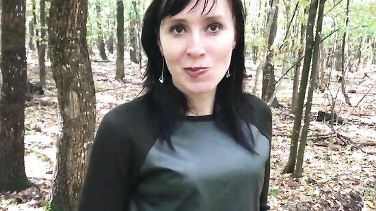 Похотливую русскую женщину трахают во время прогулки в лесу