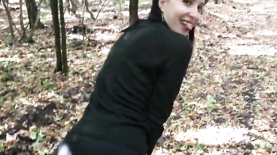 Похотливую русскую женщину трахают во время прогулки в лесу