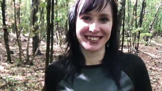 Похотливую русскую женщину трахают во время прогулки в лесу