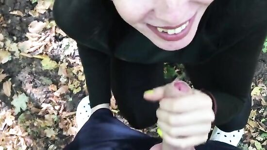 Похотливую русскую женщину трахают во время прогулки в лесу