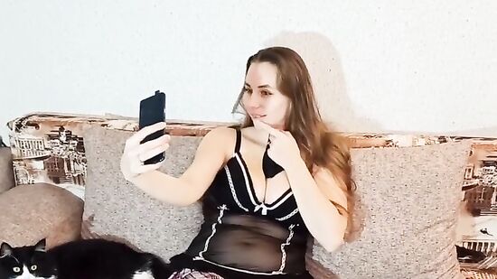 Русская пышка знакомится с парнем на сайте знакомств и приглашает его в гости - на секс