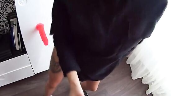 Соска сосет член с громнкими стонами и насаживается киской на дилдо