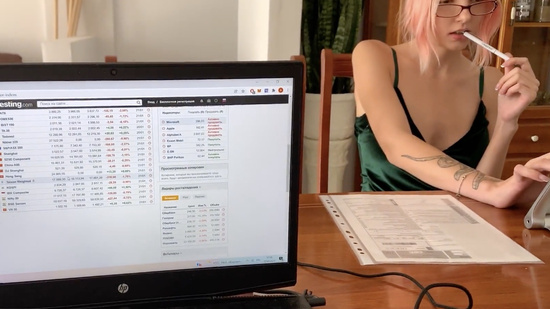 Босс трахнул секретаршу, прямо по среди рабочего дня