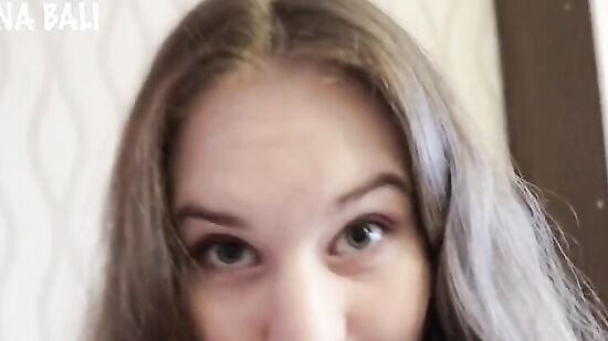 Разговаривала с мужем по телефону, исказала как хочет облизать его член, а парень подумал, что это ему