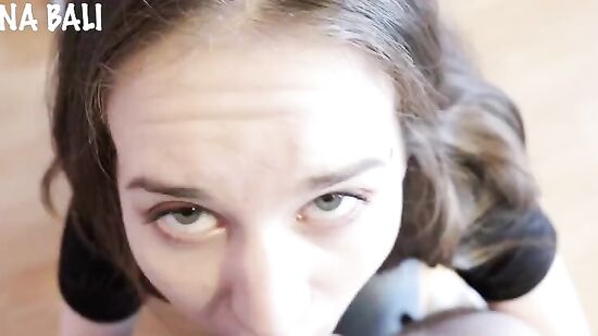 Разговаривала с мужем по телефону, исказала как хочет облизать его член, а парень подумал, что это ему