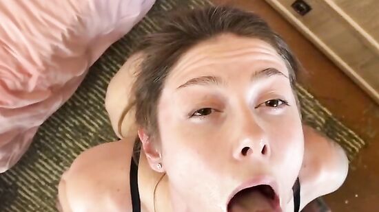 Пока девушки нет дома, сводная сестра соблазнила на секс