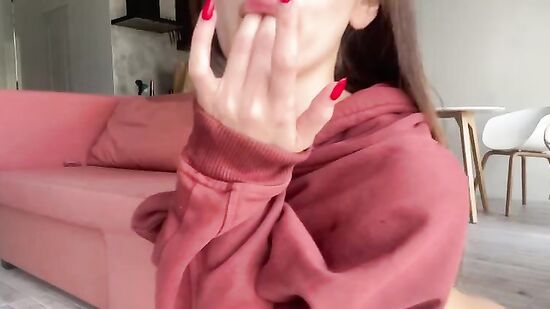 Худенькая студентка мастурбирует киску и скачет на дилдо по домашнему