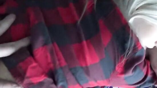 Молодая блондинка расслабляется с парнем после тяжелого рабочего дня