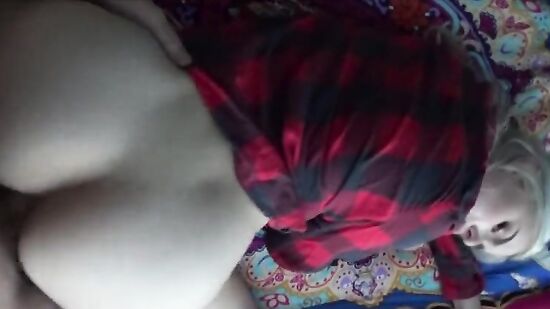 Молодая блондинка расслабляется с парнем после тяжелого рабочего дня