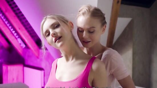 Красивая девушка, красиво лижет красивую киску своей подружки