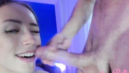 Шлёпает по попке, трахает раком и доводит до оргазма