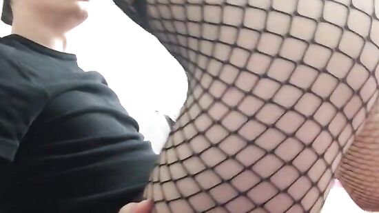 Я так возбудилась и просто теку от сводного брата