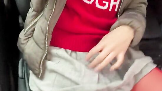 Возбужденная блондинка мастурбирует в машине не снимая с себя даже куртки