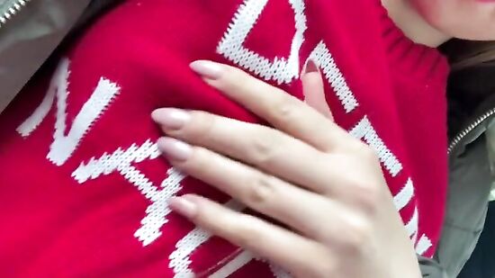 Возбужденная блондинка мастурбирует в машине не снимая с себя даже куртки