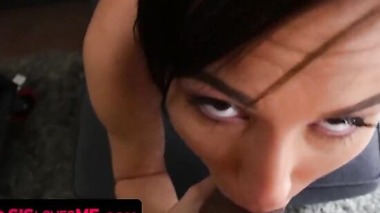 Красивая сводная сестра не может отказаться от секса с парнем