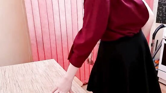 Зашла к другу помочь подготовится к сессии и дала трахнуть себя на столе