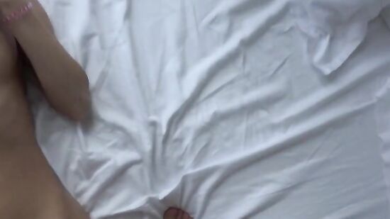 Худая девушка с красивым телом, ждет, когда парень на кормит её членом