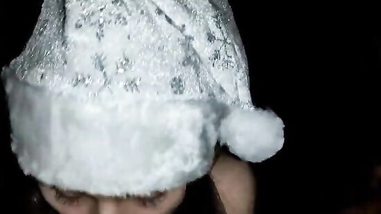 Милая девушка сладко сосет член в реальном порно от первого лица