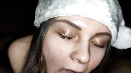 Милая девушка сладко сосет член в реальном порно от первого лица