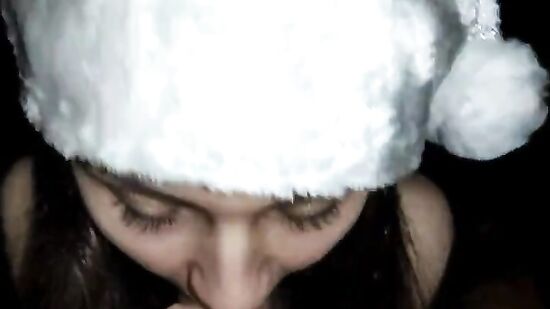 Милая девушка сладко сосет член в реальном порно от первого лица