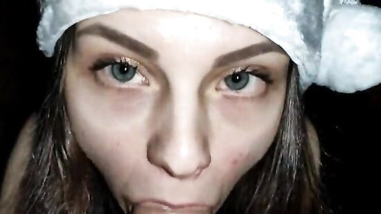 Милая девушка сладко сосет член в реальном порно от первого лица